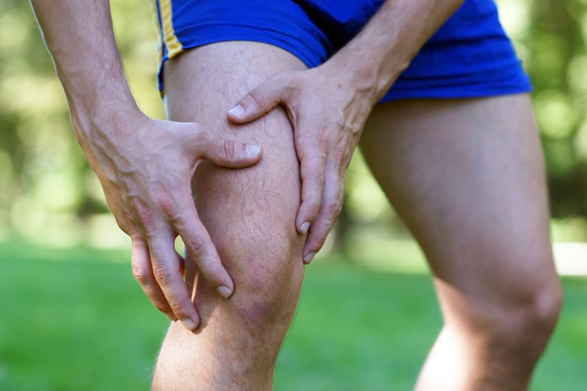 Fotolia_35778688_S_Sportler_Knie Knorpelverlust führt zu Gelenkverschleiß